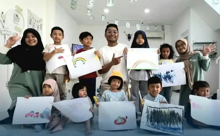Kelas Afterschool Hanania — anak-anak memamerkan gambar
