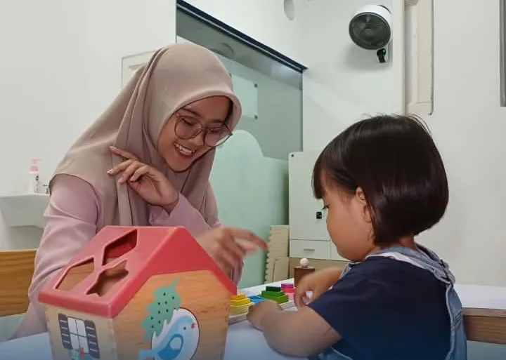Sesi terapi okupasi bersama terapis Hanania